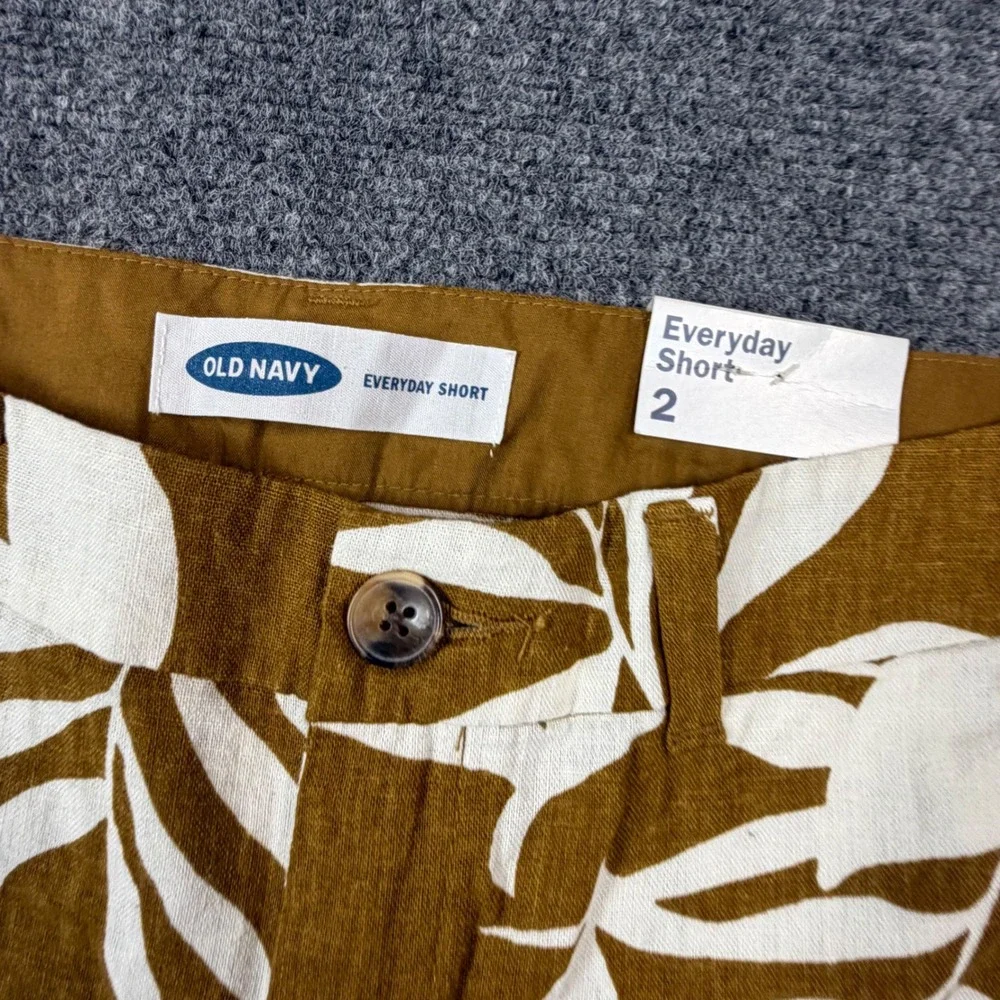 Old Navy Everyday Short Womens 2 Mustard Yellow White Tropical Leaf Print 5 Inch